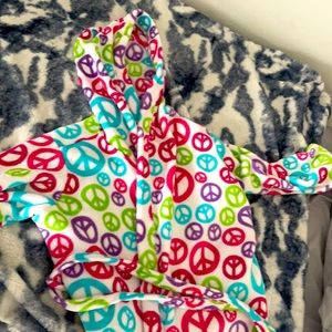 This vibrant peace sign SO robe is perfect for your little girl.